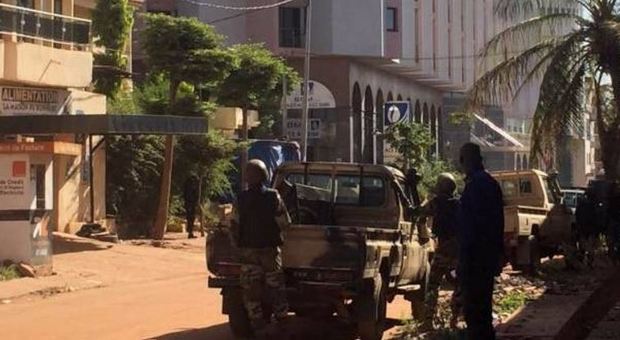 Mali, spari contro hotel dei militari stranieri a Bamako: ucciso un assalitore
