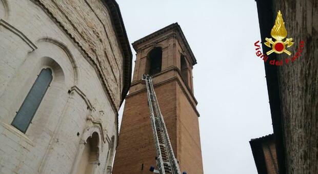 Fabriano, pezzi di campanile della cattedrale rischiano di cadere in strada: rimossi dai vigili del fuoco