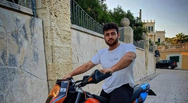 Incidente in moto, muore a 21 anni: oggi i funerali di Antonio