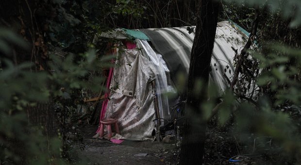 Roma, baraccopoli a Monte Mario: «Ecco il covo dello stupratore»