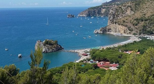 Cilento, rischio crolli a Villammare: off limits la spiaggia della Marinella