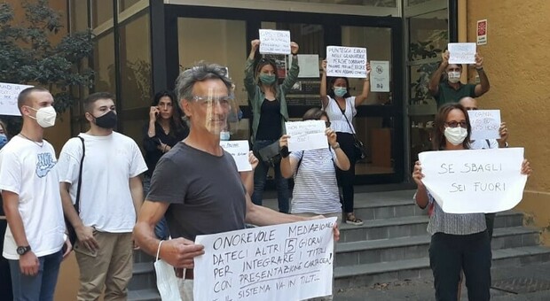 Perugia, la protesta dei precari davanti all'Ufficio scolastico regionale