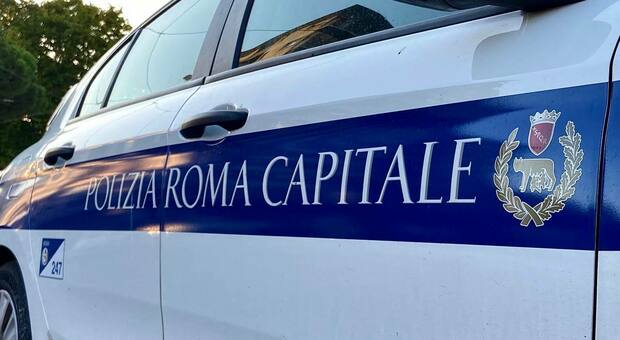 Roma, minaccia di lanciarsi sulle auto da un cavalcavia del raccordo anulare: salvato 59enne