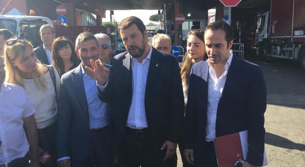 Blitz di Salvini all'impianto smaltimento rifiuti di Rocca Cencia, ma l'Ama gli vieta l'ingresso per «motivi di sicurezza»