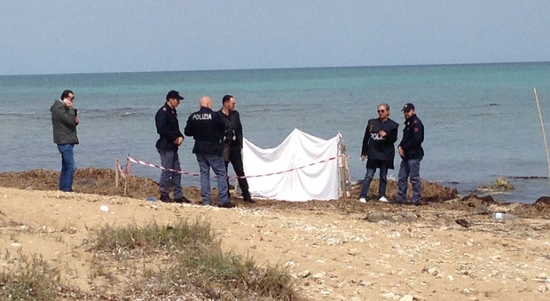 In spiaggia il cadavere di una donna: mistero a Frigole