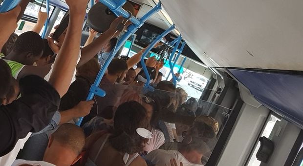 «A bordo dell'Anm tra turisti allibiti non un bus, un carro di bestiame»