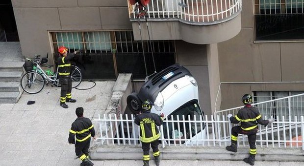 Milano, in retromarcia uccide madre di tre gemelli: l'autista era senza patente