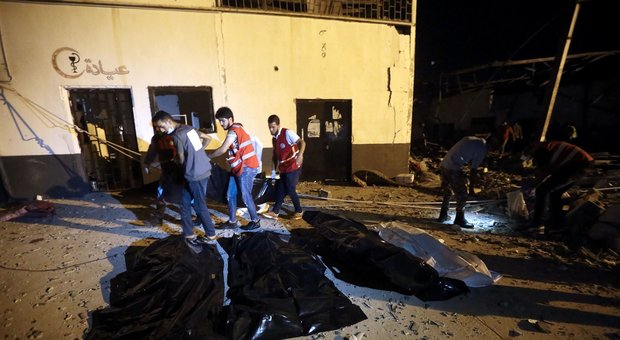 Libia, attacco aereo a centro migranti: almeno 100 morti e 80 feriti. Haftar: sbagliato obbiettivo
