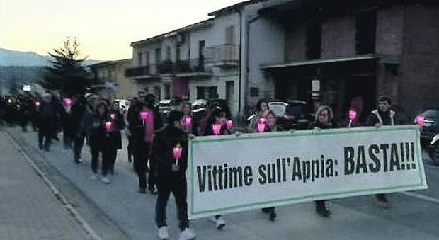«Appia, basta vittime» fiaccole e striscioni ricordando Maurizio