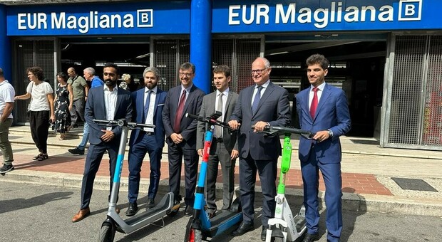 Il sindaco Roberto Gualtieri e l'assessore ai Trasporti, Eugenio Patanè, alla presentazione del bike box alla stazione Magliana della metro B