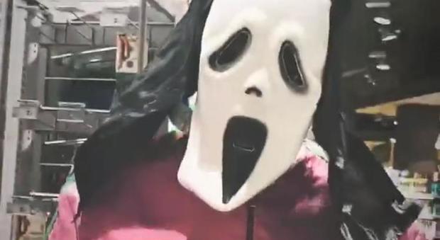 Napoli, Malcuit in clima Halloween: spesa in maschera al supermarket