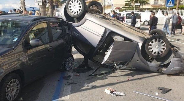 Pauroso incidente ad Agropoli, auto si ribalta sul lungomare