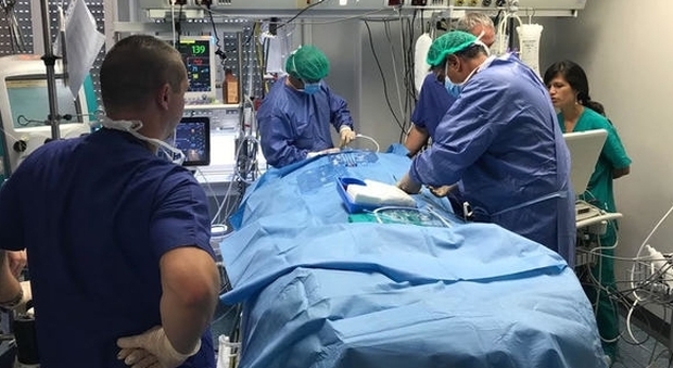 Tumore, guarda un film durante l'operazione da sveglia: incredibile intervento ad Ancone
