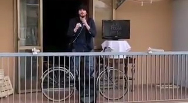«C'è posta per te» sui balconi di Salerno: ecco gli effetti della quarantena