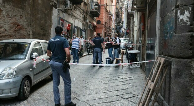 Faida di camorra a Napoli, arrestati sei killer: due innocenti feriti per errore nell'agguato