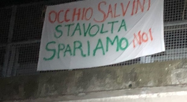 Lo striscione di minacce nei confronti di Salvini