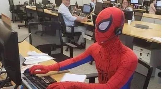 Spiderman lavora in banca, impiegato si veste da supereroe l'ultimo giorno di lavoro: il video è virale