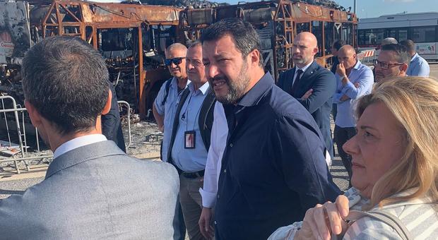 Matteo Salvini, visita al deposito Atac: «Problemi figli di un'amministrazione assente»