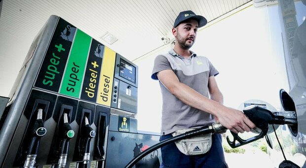 «Bonus benzina da 80 euro al mese, ma non per tutti»: l'idea del governo, ecco da quando