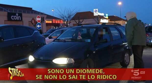 Brumotti, inviato di Striscia la Notizia, minacciato a Bari in un parcheggio: «Sono un Diomede, ti sparo in testa»