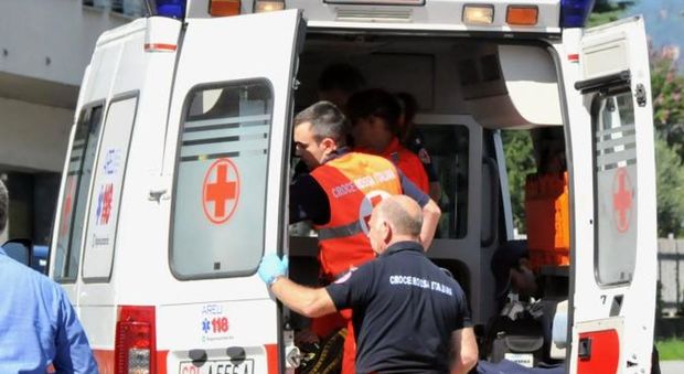 Il giovane è stato trasportato all'ospedale di Fermo