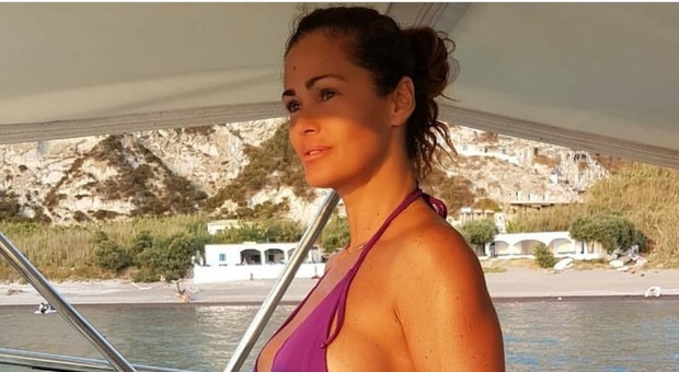 Samantha De Grenet in barca tra Ponza e Porto Ercole in un foto postata sul suo profilo Instagram