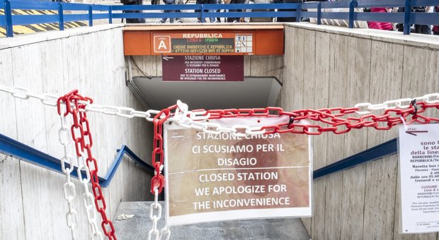 Metro Roma, guasti alle scale mobili. La denuncia choc: «Minacce per firmare i collaudi»