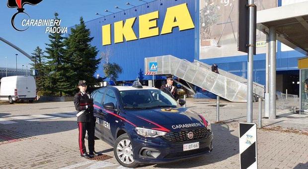 Ikea, dipendente infedele di ditta esterna svuota i distributori e intasca 10.800 euro: arrestato