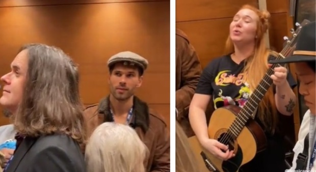Bloccati in ascensore, ragazza tira fuori la chitarra e canta: l'imbarazzo sul volto dei presenti è virale. Il video: «L'ha fermata lei»