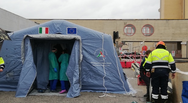 La tenda montata fuori dall'ospedale dell'Aquila (Foto Vitturini)