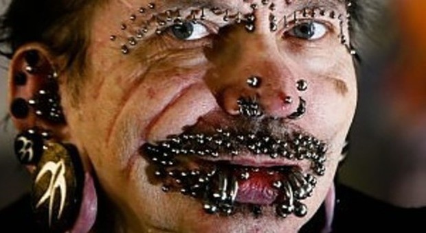 Rolf ha 453 piercing su viso e genitali. Dubai gli vieta l'ingresso: "E' pericoloso"