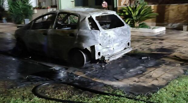 Salento, auto in fiamme nella notte: è di proprietà di un operaio