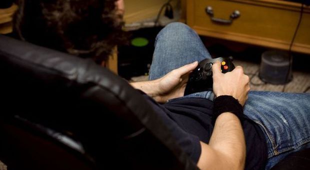 Adolescente dipendente dai videogiochi, si taglia la mano: "Non riesco a smettere"