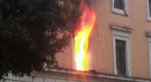 Roma, fiamme al ministero di Grazia e Giustizia: distrutti diversi uffici del secondo piano