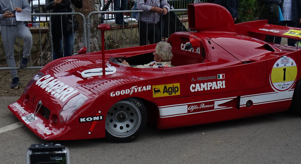 Arturo Merzario al volante dell'Alfa Romeo 33 TT 12 del 1975 (12 cilindri contrapposti, 2995 cc, 500 cv), l auto campione del mondo Marche nel 1975