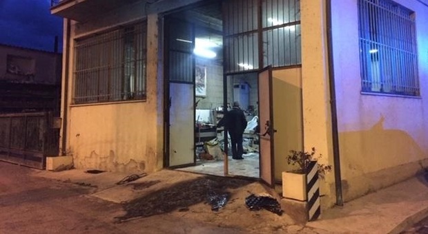 Scoppia l'incendio nel garage a Tolentino: padre, madre e figlio intossicati