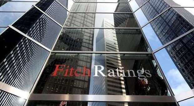 Fitch, rating Italia invariato ma rischi sul debito: «Tagli spesa meno ambiziosi del previsto»