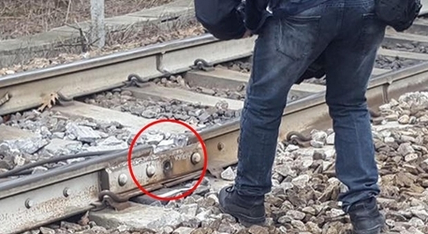 Milano, treno deragliato, le indagini rivelano: tavoletta sotto la rotaia era lì da mesi