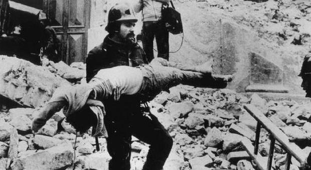Terremoto Avellino 1980, quando l'ex portiere Tacconi scavava con i vigili