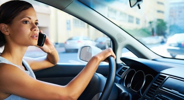 L'uso del cellulare al volante è una delle pratiche più pericolose