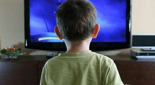 LA TV RENDE AGGRESSIVI I BIMBI: PER OGNI ORA +30% DI POSSIBILITÀ DI GUAI CON LEGGE