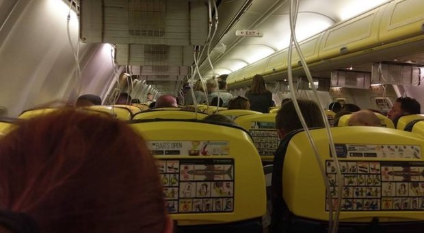 Ryanair, paura in volo: atterraggio d'emergenza e 33 passeggeri in ospedale