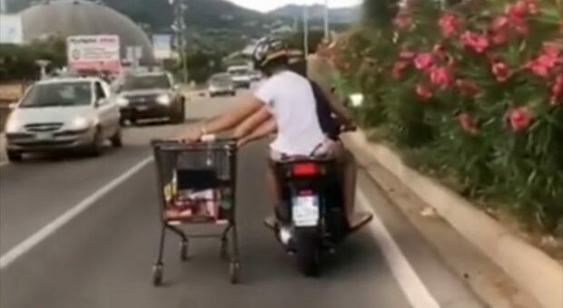 Sardegna, in motorino trascinano il carrello della spesa: «Come un sidecar». Il video è virale, l'ira dei residenti