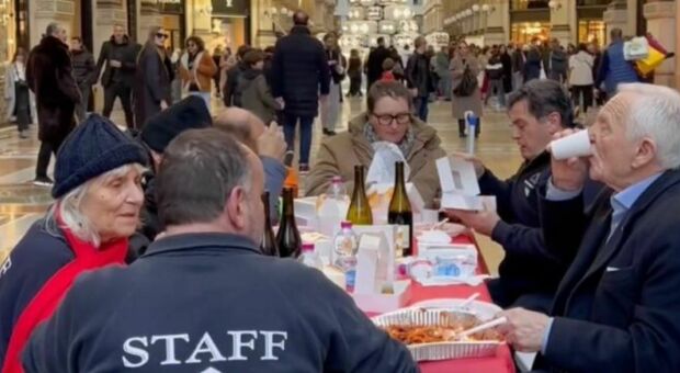 Milano, pranzo di Natale con i senzatetto nella Galleria dello shopping: organizzatori multati di 230 euro