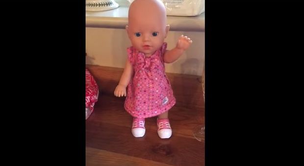 Compra una bambola alla figlia per Natale, ma il giocattolo "insulta" la bimba: "Sei una p..."
