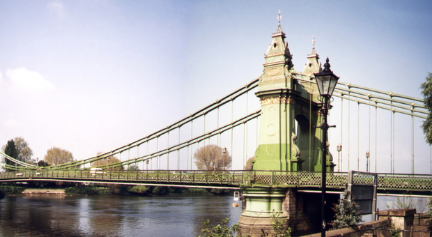 Londra, chiude lo storico ponte sul Tamigi: «Rischio strutturale»