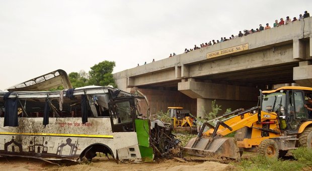 India, autobus finisce in un fossato: almeno 29 morti e 18 feriti
