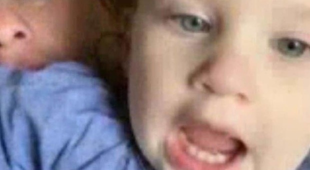 Bimba di 2 anni muore dimenticata in auto al sole: la mamma faceva un sonnellino
