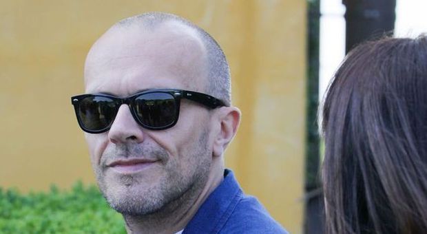 Max Pezzali morto in incidente» E lui deve smentire: «Sono vivo!» 