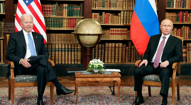 Putin arriva al summit con Joe Biden in Limousine made in Russia